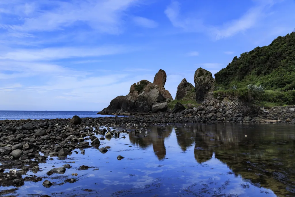 湊の立神岩